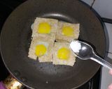 Foto langkah ke 5 dari resep Mini Egg in Bread Hole Toast (Telur Puyuh di dalam Roti Berlubang).