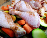 Foto del paso 3 de la receta: Jamoncitos de pollo asados con guarnición de verduras