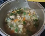 Foto langkah ke 5 dari resep Sop Ayam atau Bakso Gurih Simpel.