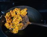 प्याज़ के पकौड़े करी फ़्लेवर (Pyaz ke pakode kari flavour recipe in Hindi) रेसिपी चरण 4 फोटो
