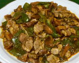 Foto del paso 2 de la receta: Níscalos con magro de cerdo y pimientos