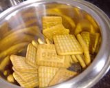 A picture of step 3 of Parle g biscuit banana ice cream.
