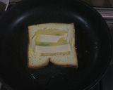 Foto langkah ke 2 dari resep Stuffed Butter bread with a scrambled egg.