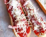 Une image de l'étape 2 de Pizzas 🍕 baguettes tomates 🍅 et crème fraîche saumon.