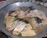 รูปขั้นตอนการทำที่ 5 ของ ต้มยำปลาสวาย น้ำใส