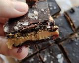 Gambar langkah 5 resipi Chocolate, Peanut Butter, Pistachio & Date Bark.