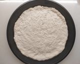 Foto del passaggio 8 della ricetta Pizza senza glutine con peperoni arrosto, olive e prezzemolo