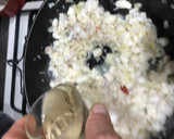 Foto del paso 7 de la receta: Crepes rellenos de picada de pescado y marisco con salsa al cava