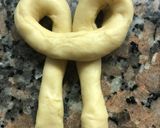 Foto del paso 3 de la receta: Conejitos de pan con salchichas!!