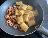 Foto del passaggio 5 della ricetta PACCHERI AL PESTO DI PISTACCHI, GAMBERI E PANCETTA