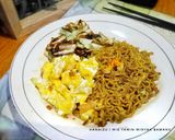 Foto langkah ke 5 dari resep Kreasi Mie Instan: Mie Yamin Minyak Bawang.