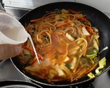 Foto del paso 2 de la receta: Fideos🍝 con col🌿, cebolla🌰 y zanahoria🥕...🤔