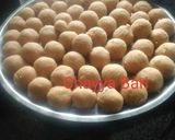A picture of step 6 of Suji Besan Laddu.