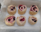 Foto del paso 8 de la receta: Rollitos de cardamomo y frutos del bosque