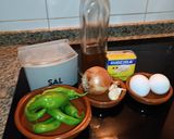 Foto del paso 1 de la receta: Tortilla de bonito con pimientos verdes
