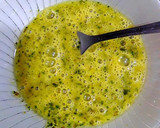 Foto del paso 2 de la receta: Tortilla de atún con pasta de cilantro, jengibre, ajo y queso