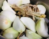 Hình bước làm 9 của món Gà luộc nguyên con không cần nước, thái kiểu lóc xương không cần chặt, và nước dùng gà ngon từ xương