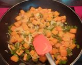 Foto del paso 1 de la receta: Tortilla de cebolla pimiento y calabaza