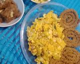 A picture of step 4 of Diwali special makka chiwda.