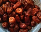Foto langkah ke 1 dari resep Es Sirup Buah Kurma Homemade.