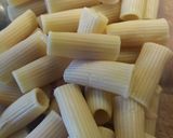 Foto del paso 1 de la receta: Rigatoni "al forno" rellenos de jamón y queso