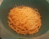 Foto langkah ke 2 dari resep Pasta dan Udang Dengan Saus Bawang Putih.