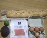 Foto del passaggio 1 della ricetta Crostone con Crema di Avocado, Salmone Affumicato e Uova al Tegamino