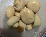Gambar langkah 1 resipi Ayam & cendawan butang goreng sos tiram.