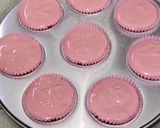 Foto langkah ke 7 dari resep Ladybugs CupCake.