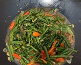 Foto langkah ke 5 dari resep Tumis Kangkung Kacang Panjang.