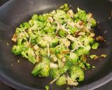 Foto del paso 2 de la receta: Salteado de champiñones, brócoli y ajetes con tahini y pasta harissa