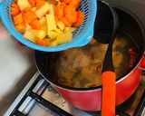 Foto langkah ke 4 dari resep Sop Dada Ayam Sueger Polll.