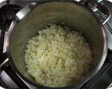 A picture of step 2 of Zucchini soup.