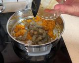 Foto del paso 4 de la receta: Rape en salsa de zanahorias, langostinos y arándanos