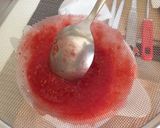 Foto del passaggio 2 della ricetta Gazpacho ai frutti rossi con salmone affumicato