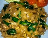Foto langkah ke 5 dari resep Kwetiaw goreng telur bakso.