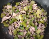 Foto del passaggio 3 della ricetta Riso nero mischiato con riso per insalate con asparagi e pollo 🤤