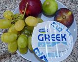 Une image de l'étape 1 de Dessert à fruits de saison et yaourt grec.