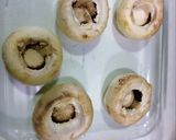 Foto del paso 1 de la receta: Champinoñes rellenos de pavo y queso