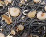Foto del paso 7 de la receta: Spaguetti al Nero di Seppia con gulas y gambas