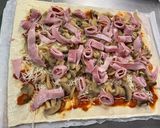 Une image de l'étape 6 de Pizza jambon tomate artichaut champignons emmental et mozzarella.