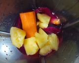 Foto langkah ke 1 dari resep Dragon Carrot Pineapple Juice.