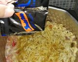 Foto langkah ke 4 dari resep Spicy Curry Noodle with Corned Beef.