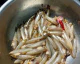 Hình bước làm 2 của món Cá cơm đổng kho tiêu