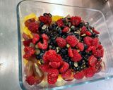 Une image de l'étape 8 de Salade de fruits rouges, ananas et raisin.