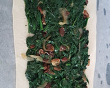 Foto del paso 2 de la receta: Coca de hojaldre de espinacas, cebolla, uvas pasas y mozzarella