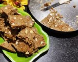 स्वादिष्ट तिळगुळ वडी (Tilgul Vadi Recipe In Marathi) रेसिपी स्टेप 8 फोटो 
