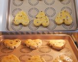 Foto langkah ke 3 dari resep Heart Scone Choco Chips.