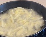 Foto del paso 3 de la receta: Pisto con langostinos, huevo y papas fritas