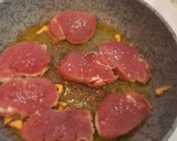 Foto del paso 2 de la receta: Medallones de solomillo de cerdo al Jerez